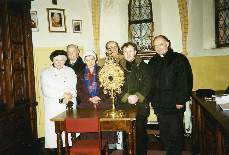 KKE 3285.jpg - Monstrancja przywieziona przez pańśtwa Pepolów (stoja od lewej strony) 1945 r. z kościoła w Sarmach. Znajduje się obecnie w kościele Najświętszego serca Pana Jezusa w Olsztynie, Olsztyn, 1994 r.